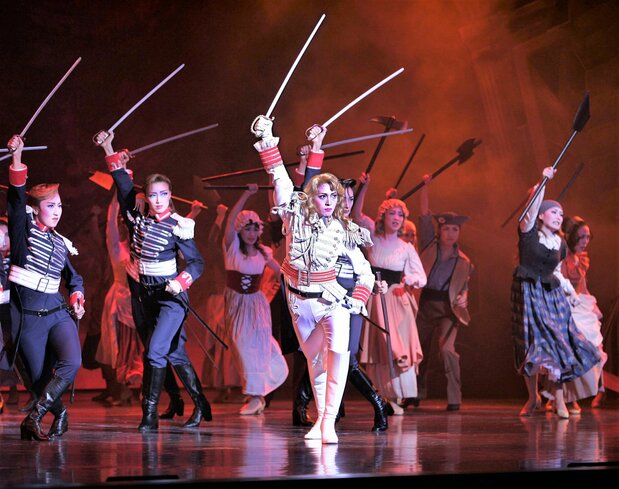 As of 2014, the Takarazuka Revue’s musical adaptation of The Rose of Versailles had been performed for some 5 million audience members in the 40 years since its debut in 1974. Photo taken at a February 17, 2006, performance at the Tokyo Takarazuka Theater. (©︎AFP/Jiji)