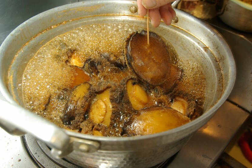 あわびを丸ごと煮込む。