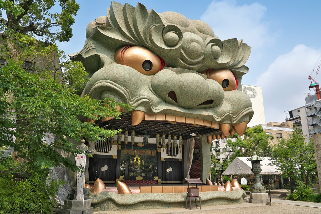 L’impressionnante entrée du sanctuaire Nanba Yasaka a une forme bien particulière.