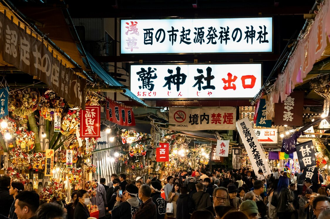 熊手を眺める参拝客で出口まで大混雑