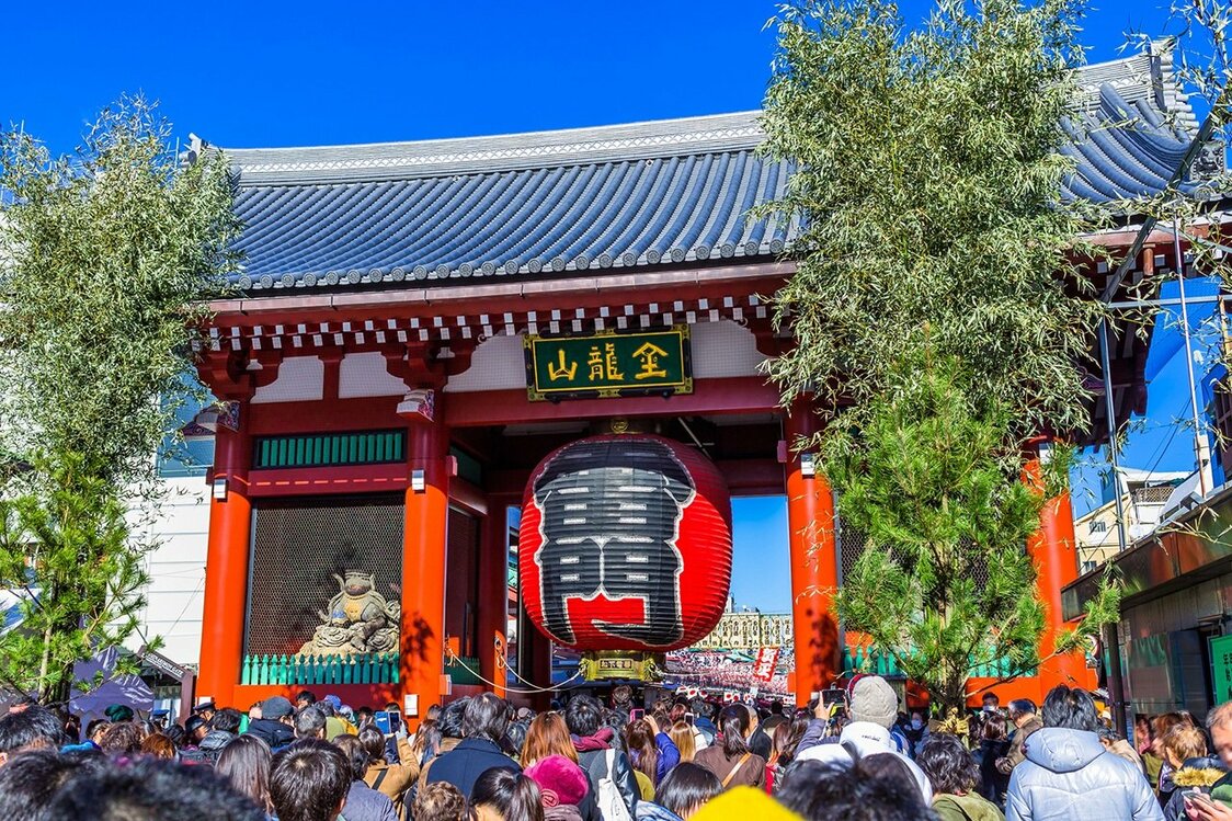 Le portail à l’entrée du temple Sensô-ji à Asakusa, Tokyo, le jour du Nouvel An.