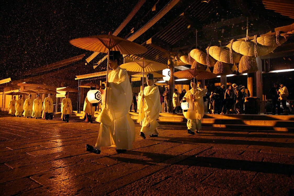 Le desservant du sanctuaire et ses assistants se dirigent en procession vers le haiden. Ils sont munis d’ombrelles et de lanternes traditionnelles japonaises.
