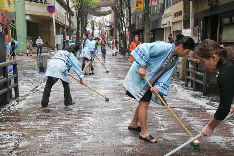 地域住民、商店街、NPO法人などの協力を得て、熊本市街地の清掃活動を行う様子
