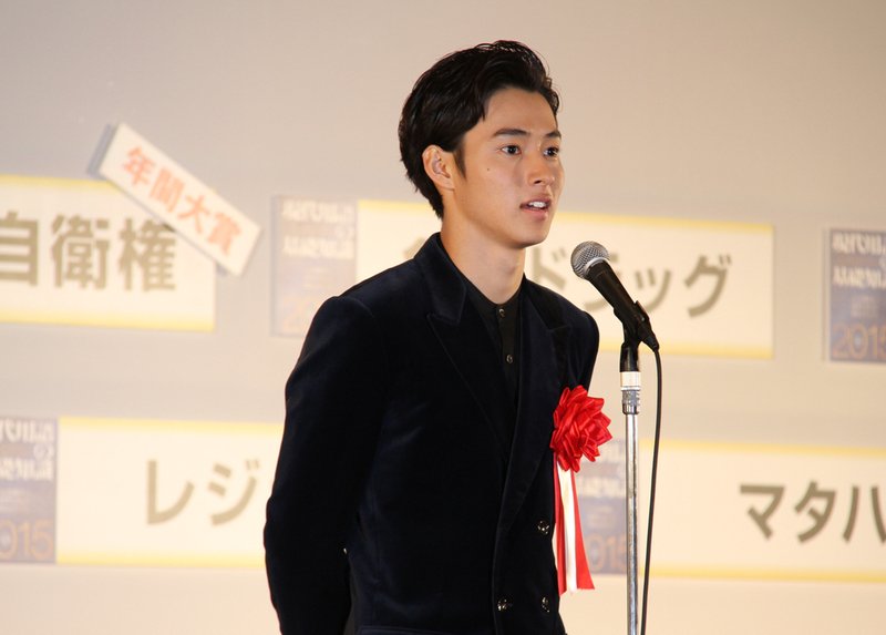 Yamazaki Kento accepts the award for kabe don. In the movie adaption of breakout comic L♥DK (Rabu dōkyo, or “Living Together in Love”), the actor’s character uses the move of putting his arm up on the wall to box in and sweet-talk the leading lady.