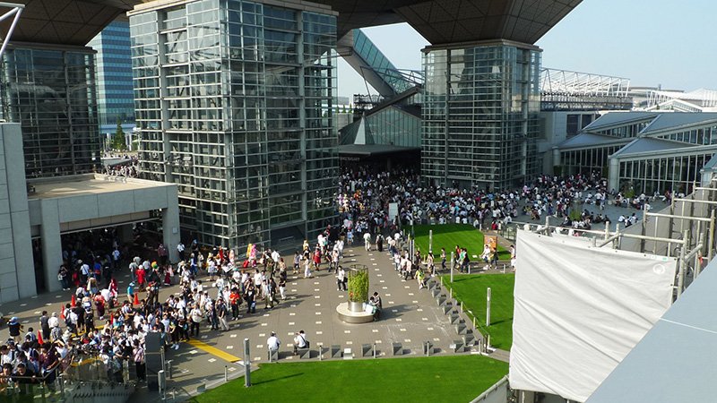 Exteriores del centro de convenciones Tokyo Big Sight, durante la feria Comiket.