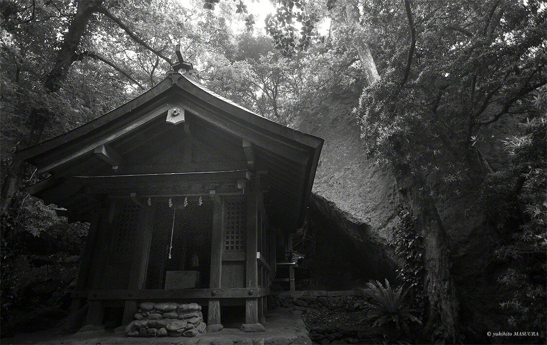 Le pavillon principal d’Okitsu-miya, entouré de rochers