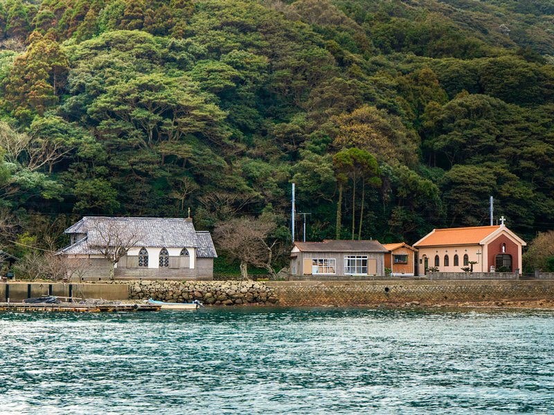 La antigua iglesia de Gorin (izquierda), a orillas del mar y al pie de las montañas, es Patrimonio de Importancia Cultural de Japón.