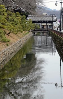 足利氏館(鑁阿寺)の堀と土塁(PIXTA)
