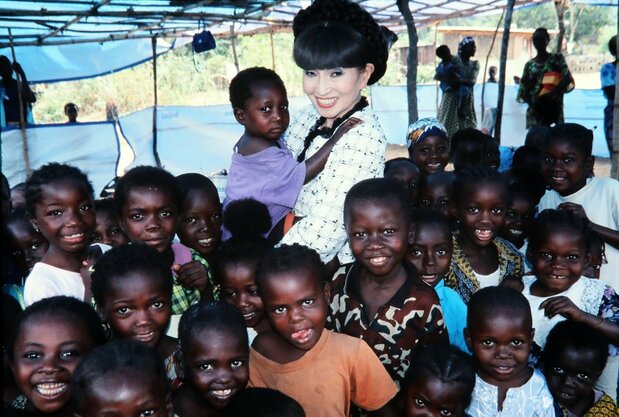 子どもたちに囲まれたトットちゃん（コンゴ民主共和国、2004年）撮影：田沼武能