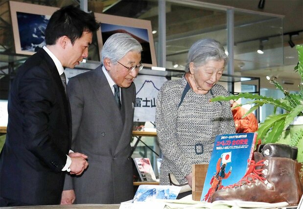 The imperial couple view the retrospective exhibition on Tabei Junko’s life, guided by her son Shin’ya, on March 29, 2017, in Akishima, Tokyo. (© Jiji)