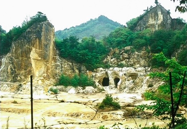 “有田烧”400年的历史始于17世纪初李参平发现泉山瓷石場(2001年4月29日,佐贺县有田町,作者摄影)