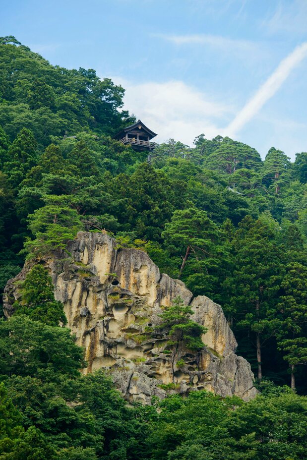 建在悬崖上的“胎内堂”。普通参拜者不可入内 图片提供:山形县观光物产协会