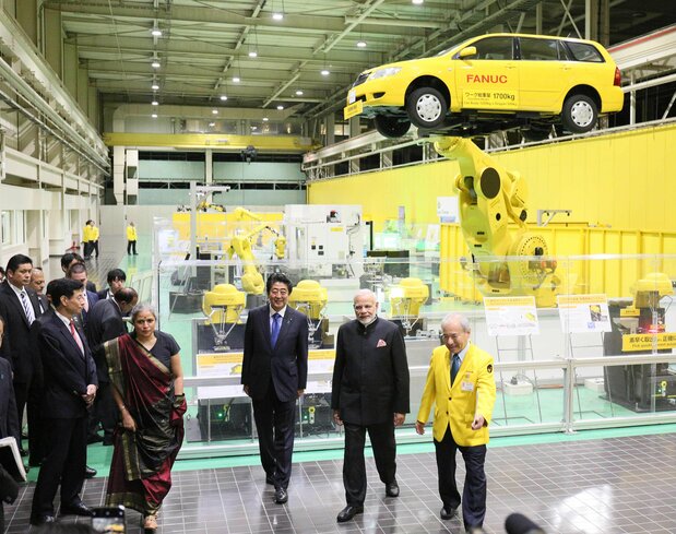 産業用ロボット大手ファナックの中央テクニカルセンターを視察する安倍晋三首相(右から3人目)とインドのモディ首相(同2人目)=2018年10月28日、山梨県忍野村(時事)