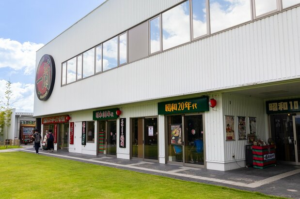 The shopping area. The leftmost section is a souvenir shop. (© Nippon.com)