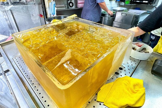 Blocks of aiyu jelly at a market in Taiwan. (© Hitoto Tae)