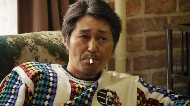 雅代の父でホテルの創業者、大吉（安田顕）。甲斐性がなく妻に逃げられる　©桜木紫乃/集英社 ©2020映画「ホテルローヤル」製作委員会