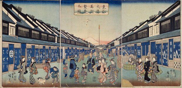 『東都大伝馬街繁栄之図』(国会図書館蔵)。3枚つづりの中央奥に本町との境の木戸がある。名所江戸百景に描かれる「たばたや」「ますや」「しまや」の暖簾が木戸の左側に描かれている