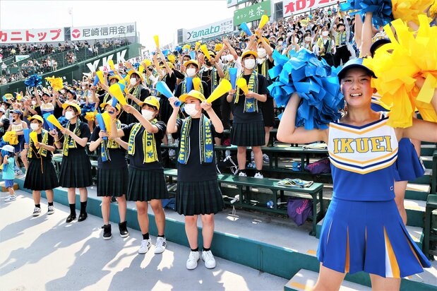 応援の生徒たちが陣取るアルプススタンドも直射日光にさらされる。甲子園球場を保有する阪神電鉄は7月28日、球場内野席の銀傘をアルプス席まで拡張する構想を発表した 時事
