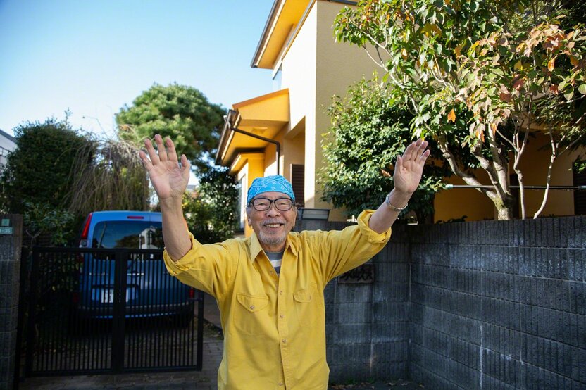 取材時は玄関先までお出迎え。黄色い服に黄色い家、元気いっぱいの歓迎を受ける