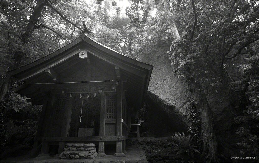 Le pavillon principal d'Okitsumiya, entouré de rochers