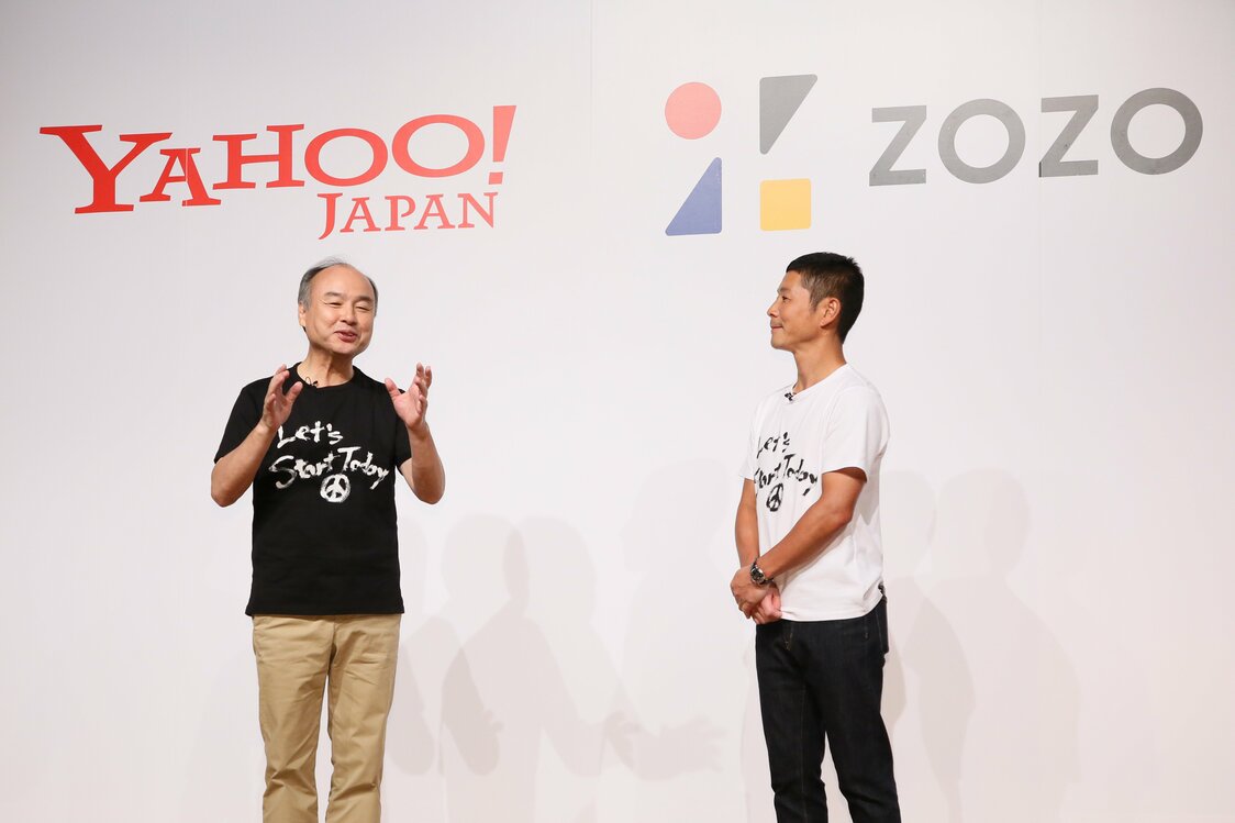 El presidente y director ejecutivo del grupo Sofbank Son Masayoshi (a la izquierda) ofrece una rueda de prensa junto al fundador de Zozo Maezawa Yūsaku en Tokio el 12 de septiembre de 2019. (© Jiji)