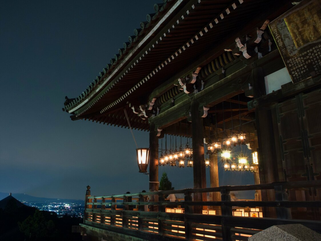 可24小时祭拜的二月堂。奈良市区夜景在此一览无遗