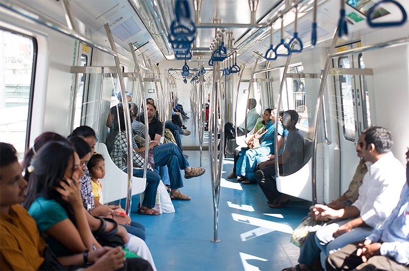2011年に一部が開業したバンガロール・メトロの車内。ニューデリーとバンガロールのメトロは、ともに日本政府の円借款を受けて建設されている（撮影＝藤田修平）