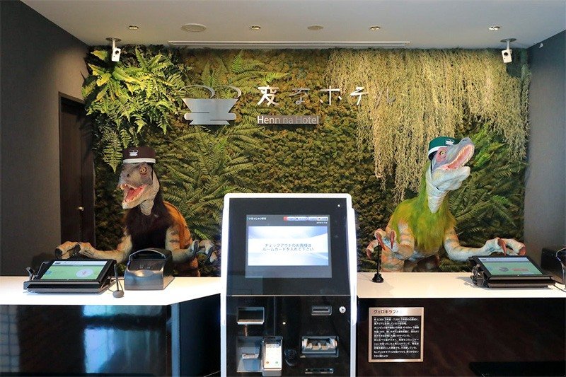 Los velociraptores que recuerdan a las películas de Jurassic Park dan servicio a la recepción. (Fotografía de Henna Hotel Maihama Tokyo Bay)