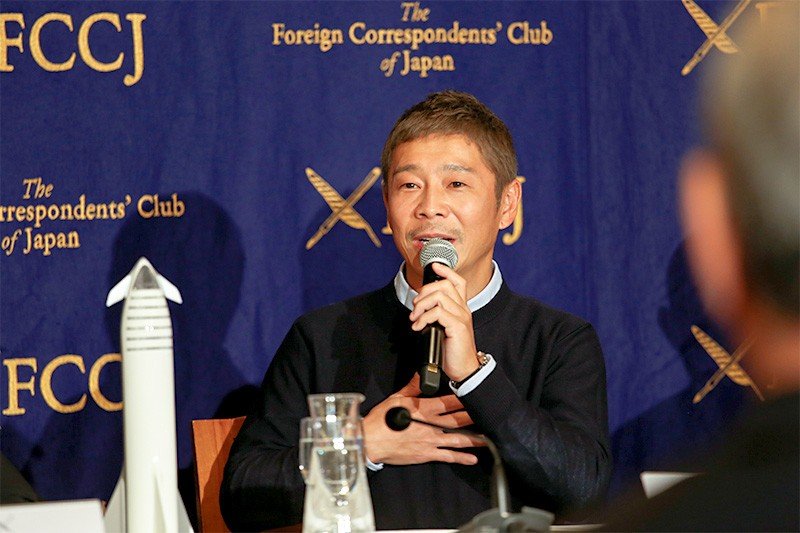 記者の質問に答える前沢氏