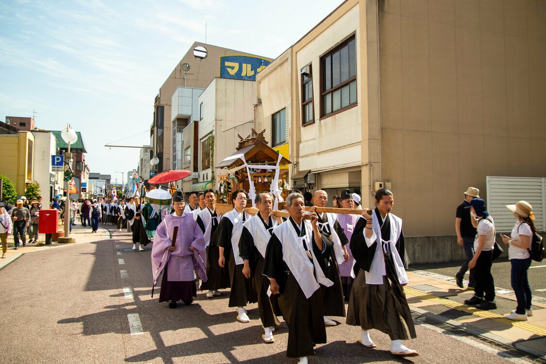 Los procesionarios transportan un mikoshi (santuario portátil) por los barrios cercanos al castillo de Matsue.