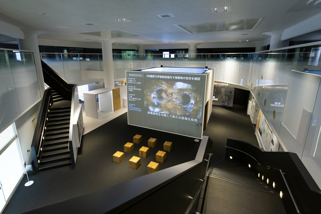 La gran pantalla LED del aparato F-Cube, que ocupa la parte central de la planta baja, refleja la situación dentro de los reactores de la central Fukushima Daiichi.