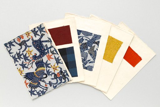 (à gauche) Échantillons de tissus pour les costumes de Fleurs d’équinoxe (prêt du Kawakita Memorial Film Institute)