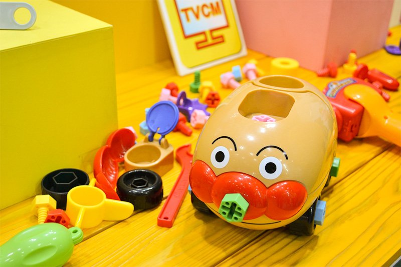 Anpanman kumitate DIY hashiruzo! Nejinejji anpanmangō de Segatoys. Premiado en la categoría de Juguetes para Compartir. Con este juguete de construcción los niños pueden montar un vehículo colocando distintas piezas en varios sitios hasta completarlo.