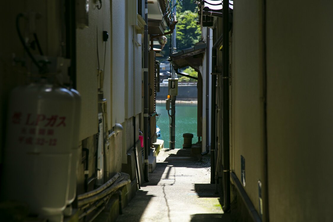 Des ruelles, appelées tôya, ont taillé leur chemin parmi les habitations serrées du village.