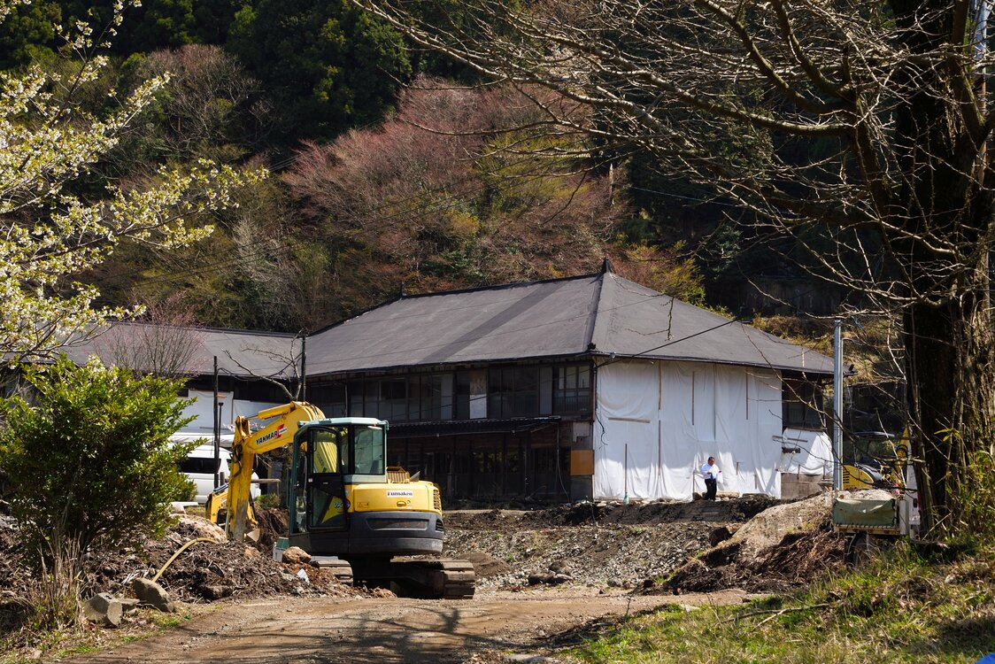 El ryokan todavía está en obras. El edificio del fondo es el principal.