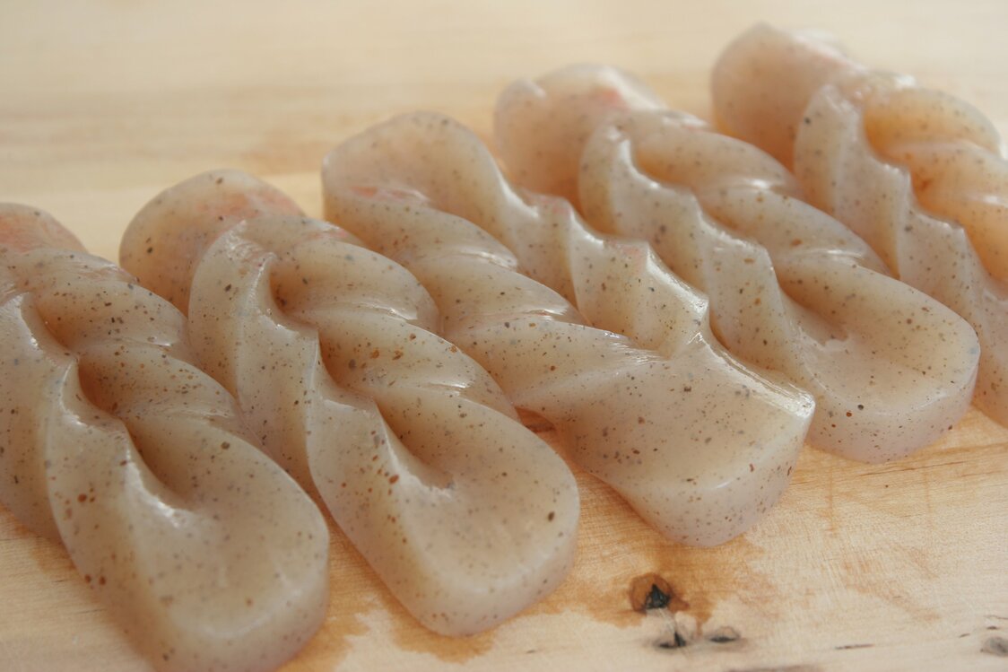 Tazuna konnyaku o konjac trenzado. Su apariencia da un toque distinguido a los platos. (Pixta)