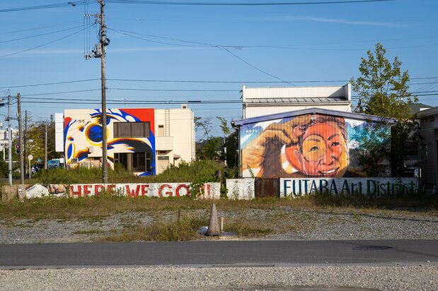 D’énormes peintures murales parsèment la ville et égaient les secteurs si longtemps abandonnés.