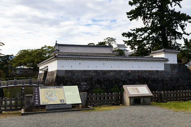 The Akagane Gate was restored in 1997. The central keep is visible in the background.