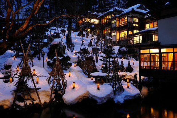 冬季限定の「雪見ろうそく」に彩られた中庭。会津の雪を楽しんでもらおうと2001年に平田社長のアイデアでスタート。ロウソクを納める竹筒はすべて手作り。