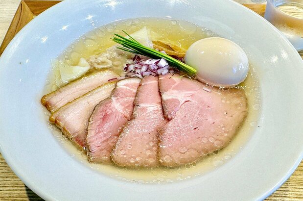 El tokusei chūkasoba con caldo a la sal de Shinjiko Shijimi Chūkasoba Kohaku (1.700 yenes). (Fotografía: Yamakawa Daisuke)