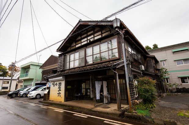Cuando la empresa de pasta miso Hoshiroku, que mantiene una producción al estilo tradicional, se separó de la casa matriz Hoshino Honten, heredó un almacén que ha sido designado como bien cultural tangible de Japón. Sus productos gozan de gran reputación en todo el país e incluso han aparecido en el popular manga de comida Oishinbo.