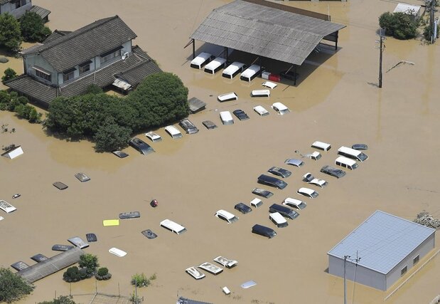 熊本大雨被害 　球磨川が氾濫し水に漬かった熊本県人吉市の市街地＝2020年7月4日午前11時50分（共同通信社ヘリから）(共同）
