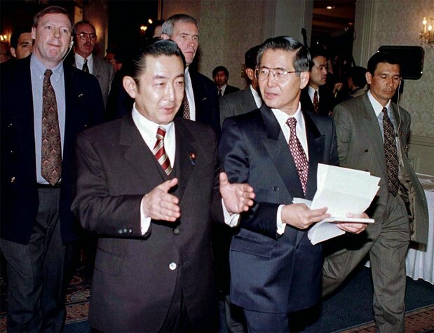 Le Premier ministre japonais Hashimoto Ryutarô (à gauche) et le président péruvien Fujimori (à droite) s’entretiennent à Toronto, au Canada, le 1er février 1997, lors de l’attaque de la résidence de l’ambassadeur du Japon au Pérou. (Reuters)