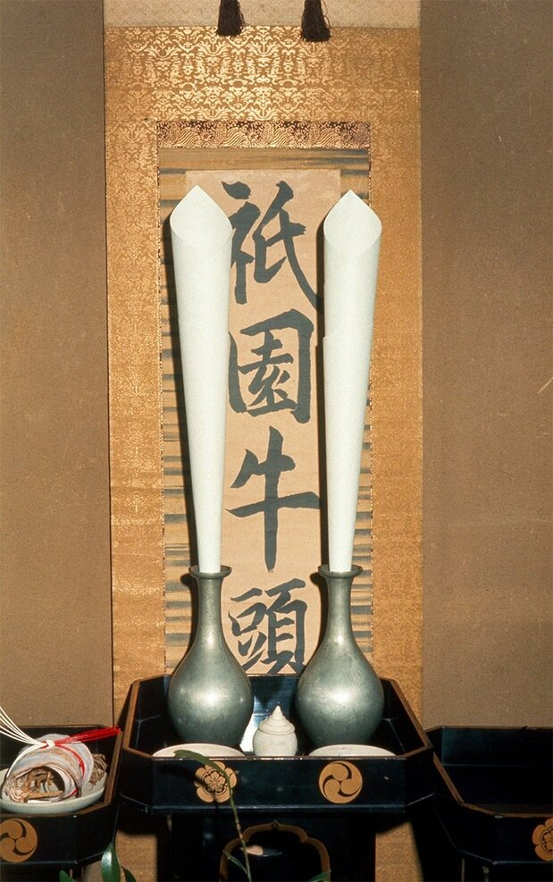 祭坛上用于祭祀牛头天王的卷轴
