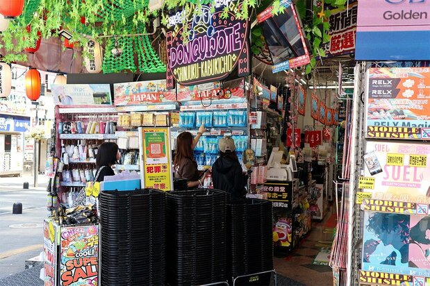 DON DON DONKI唐吉訶德新宿歌舞伎町店入口處。貨架上密集地堆放著琳琅滿目的商品。攝於2025年6月17日，東京都新宿區（nippon.com編輯部）