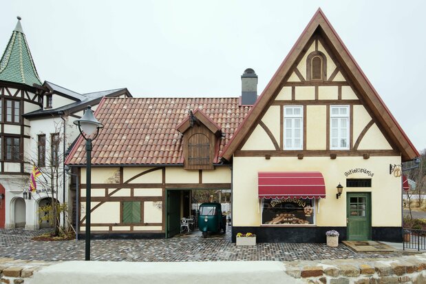 La boulangerie « Guchokipanya » vend réellement du pain et des pâtisseries. Certaines sont inspirées directement des sucreries régionales de la préfecture d'Aichi.