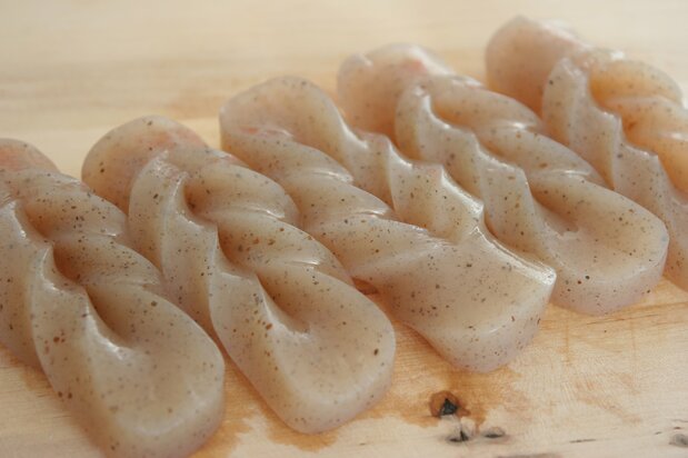 Tazuna konnyaku o konjac trenzado. Su apariencia da un toque distinguido a los platos. (Pixta)