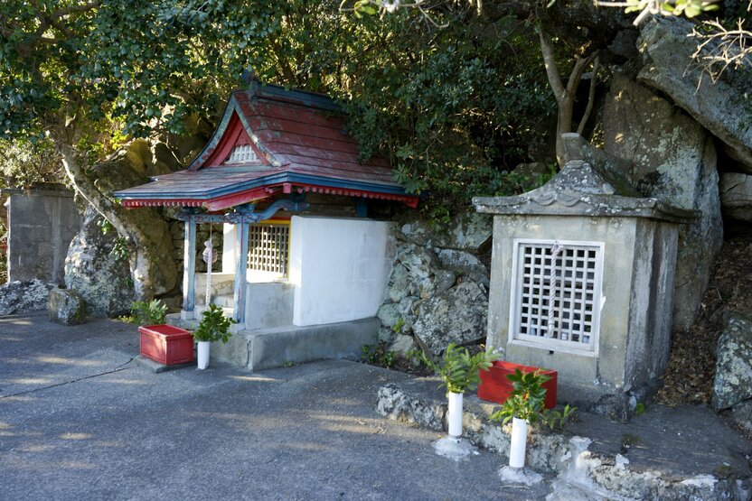 稲荷神社、戎（えびす）神社、地蔵尊の3つの祠が祀（まつ）られる元島。高台から橋杭岩を見渡せる絶景ポイントである　撮影＝大坂 寛