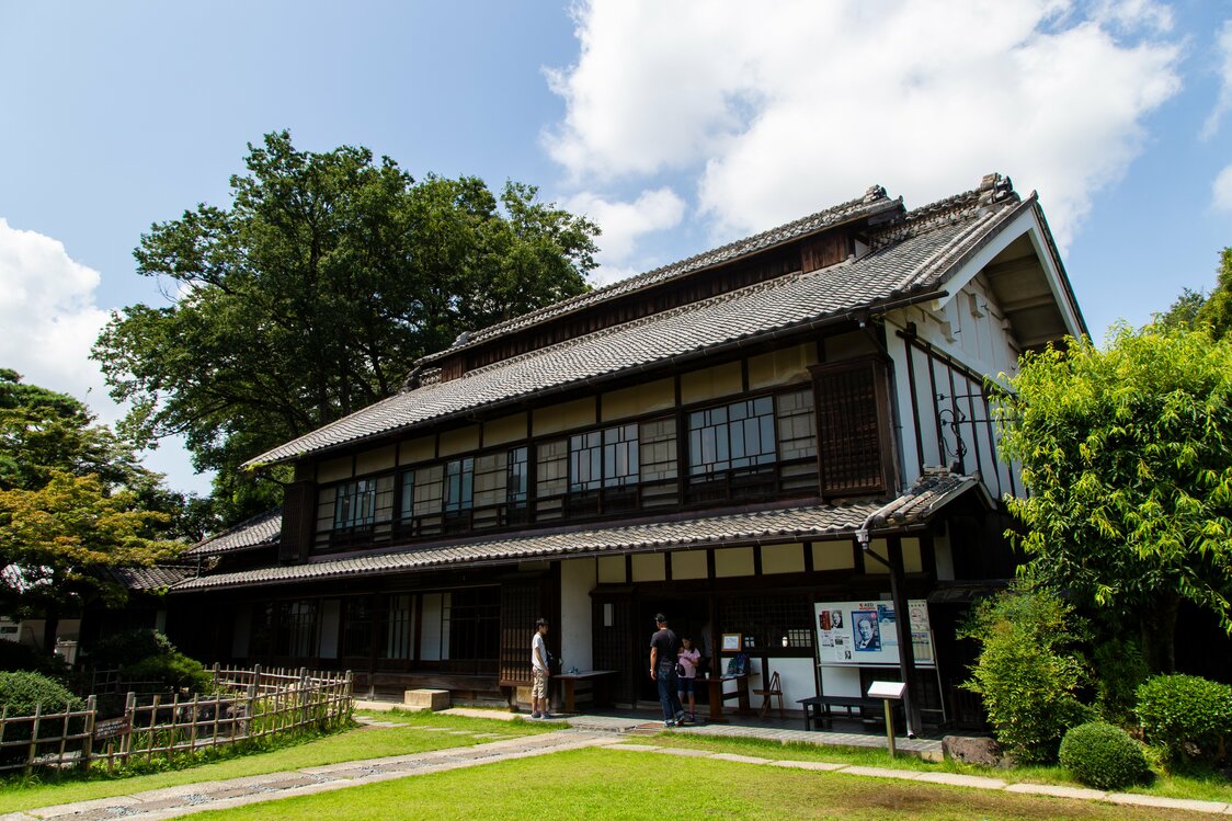 立派な主屋には、大きな屋根の上に養蚕農家特有の天窓が付いている