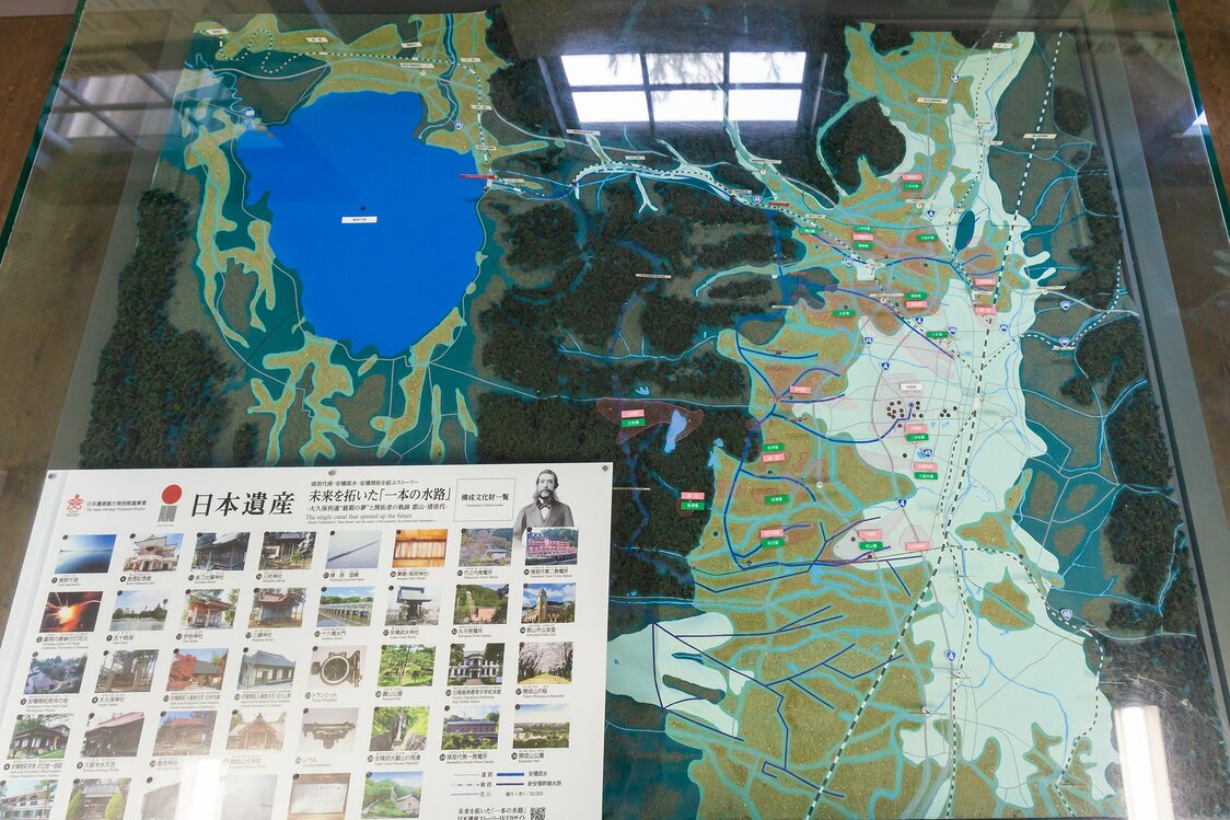 Un modelo del canal de Asaka expuesto en el Museo de Historia de Asaka. Desde el lago Inawashiro, a la izquierda, el canal atraviesa las montañas Ōu y desemboca en la cuenca de Kōriyama.